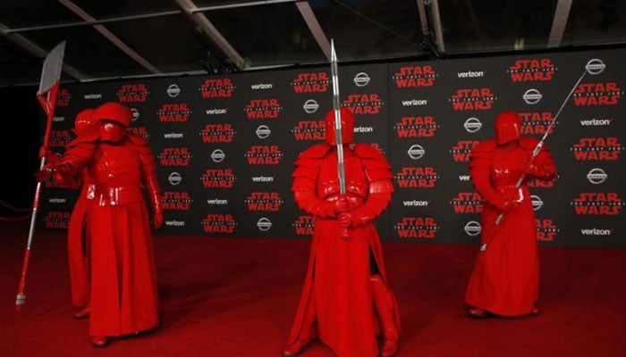 'The Last Jedi' cruises toward $200 million domestic debut