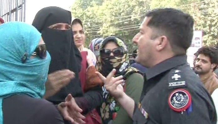 Police baton-charge, arrest protesting teachers in Karachi 