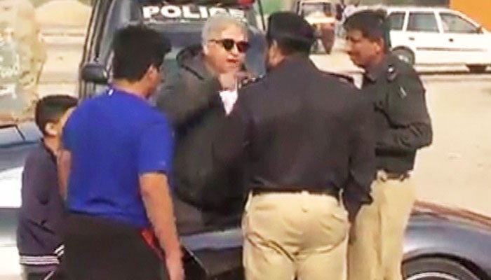 Man challenges police to apprehend him after firing in Karachi 
