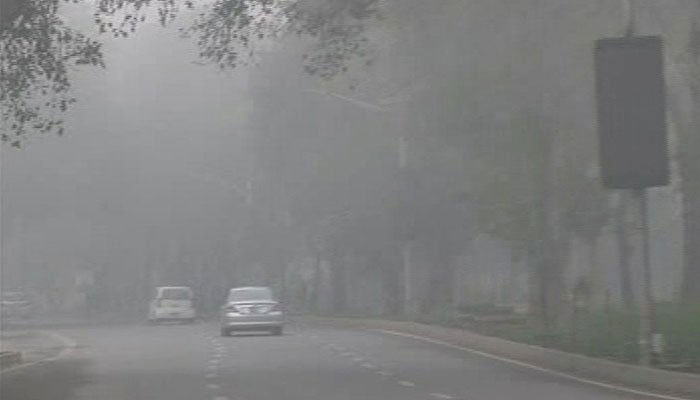 Heavy fog engulfs south Punjab, upper Sindh