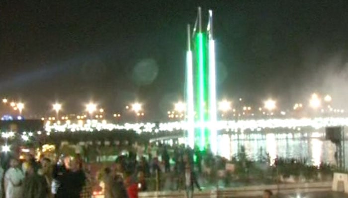 Karachi celebrates New Year's Eve with ease as roads cleared of containers 