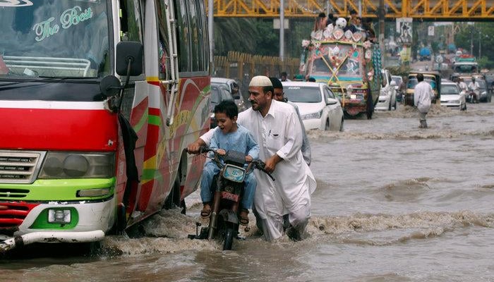 88 percent Karachiites say lack of cleanliness city's biggest problem: survey