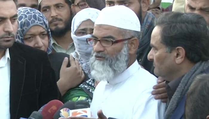 Zainab's father speaks to media after arriving in Islamabad - Geo News screen grab 