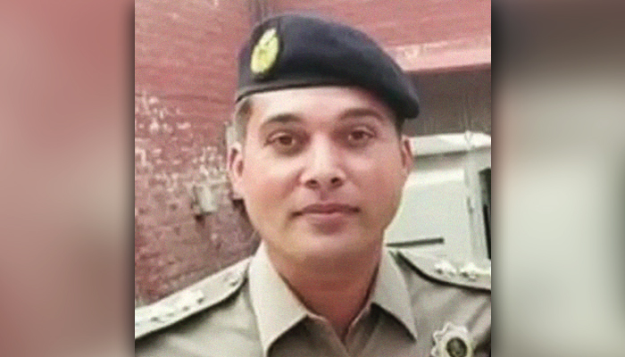 Brave police officer saves woman who attempted suicide