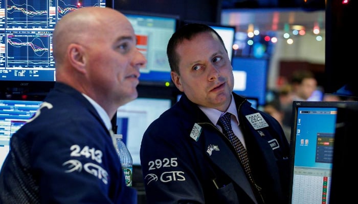 Wall St. rises with oil prices, earnings optimism