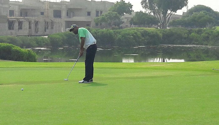 Rashid D Habib golf: Shabbir stays on top of leaders' board on day 2