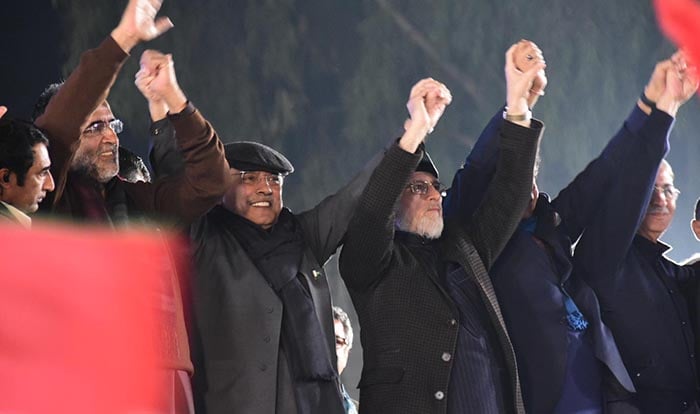 Asif Ali Zardari, and Tahirul Qadri show solidarity during opposition parties’ anti-govt rally on Mall Road – INP 