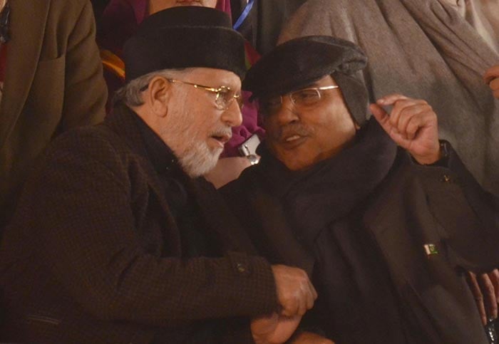 Tahirul Qadri and Asif Ali Zardari having a discussion while sitting on stage during PAT’s alliance of opposition parties’ protest at Mall Road – Online 
