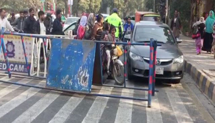 Commuters irked as Mall Road partially blocked for PAT protest 