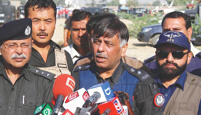 Pictures show Rao Anwar trying to leave Pakistan