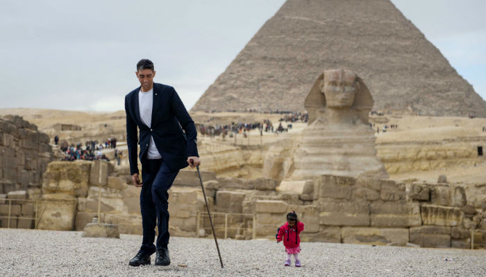 Height of achievement: World’s tallest man meets shortest woman