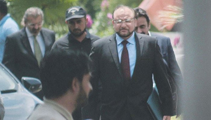 Ishaq Dar corruption case: Panama JIT's Wajid Zia directed to appear on Feb 8