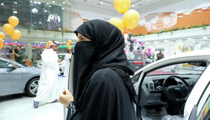 Senior religious Saudi figure says women 'shouldn't be forced to wear abaya' Senior religious Saudi figure says women 'shouldn't be forced to wear abaya'