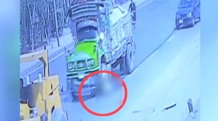 Truck crushes man, daughter to death in Karachi