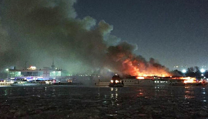Ship engulfed by blaze raging in Moscow 