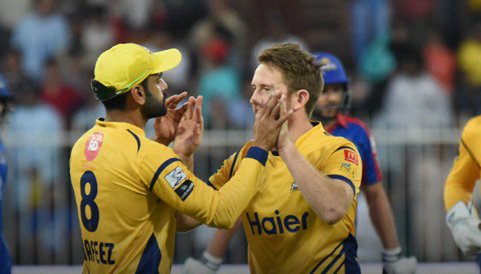 Peshawar live to fight another day as Karachi fall short