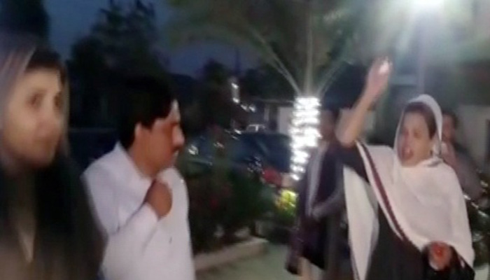 PTI members throw eggs, tomatoes to express anger at Ayesha Gulalai