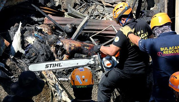 Ten dead as Philippine plane crashes into house