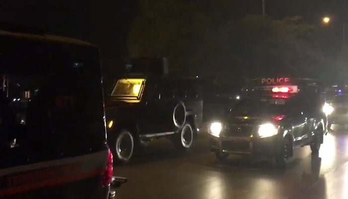 Vehicles belonging to the capital police transported Rao Anwar to the Benazir Bhutto International Airport on Wednesday evening. Photo: Geo News