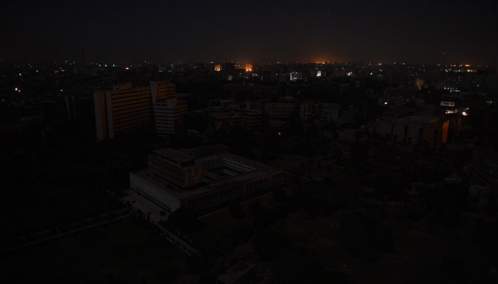 Power outage temporarily plunges parts of Karachi into darkness