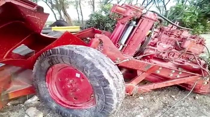 Driver dies as tractor-trolley, train collide near Rahim Yar Khan 