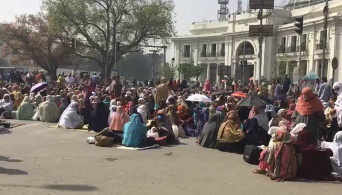 Lady Health Workers end Lahore protest after demands met