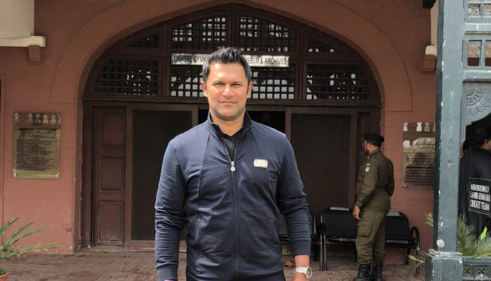 Former West Indies batsman Daren Ganga plays cricket on streets of Karachi