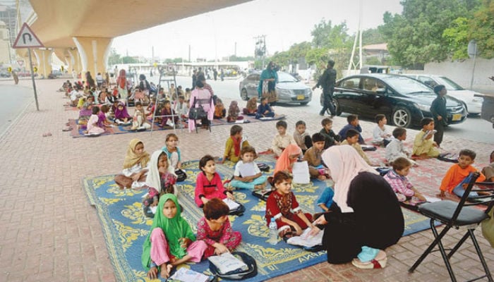 Karachi footpath school: SC gives a week to Sindh govt to resolve issue