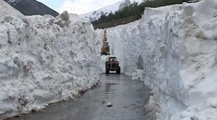Snow-clogged roads being cleared in Kaghan Snow-clogged roads being cleared in Kaghan
