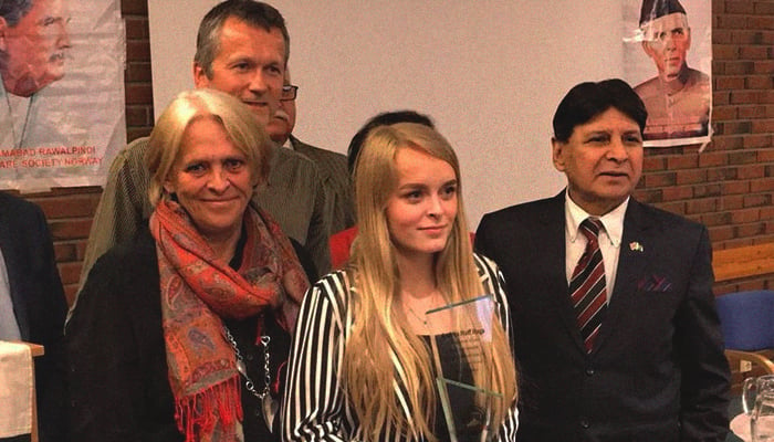 Pakistani-Norwegian group awards teen for philanthropic services to refugees