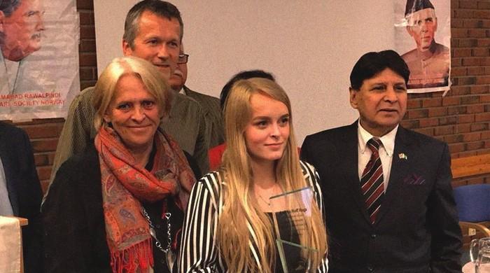 Pakistani-Norwegian group awards teen for philanthropic services to refugees
