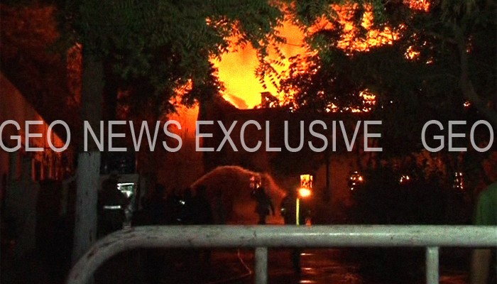 Cylinder explosion causes fire in Karachi, minor burnt alive