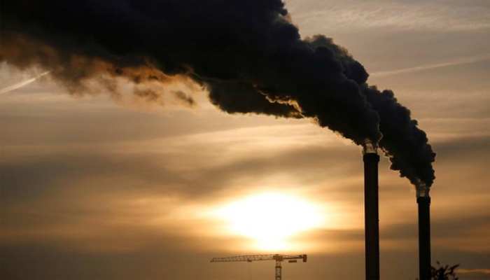 World shipping industry agrees to halve carbon emissions by 2050