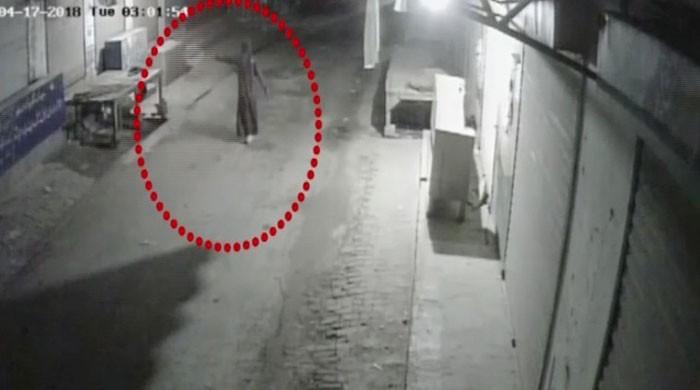 Burqa-clad person fires shots at shops in Faisalabad 