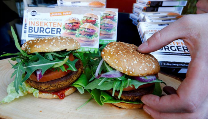 German shoppers sample burgers made of buffalo worms