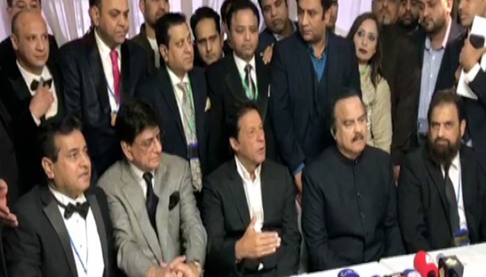 Imran says won't forge alliance with Zardari, Nawaz