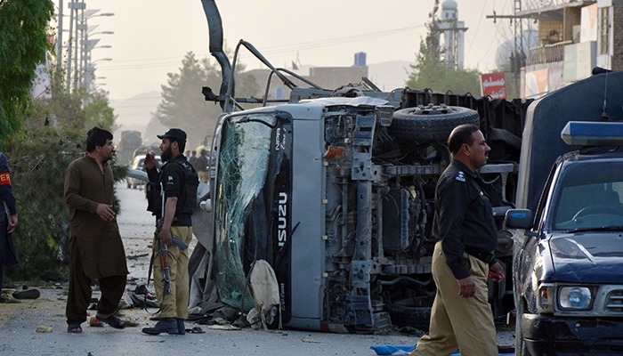 Pakistani security officials cordon off the site of a suicide bombing attack, in Quetta on April 24, 2018. At least five policemen were martyerd and seven security personnel were wounded on April 24. Photo: AFP