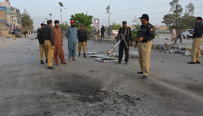 Pakistani security officials cordon off the site of a suicide bombing attack, in Quetta on April 24, 2018. At least five policemen were martyerd and seven security personnel were wounded on April 24. Photo: AFP