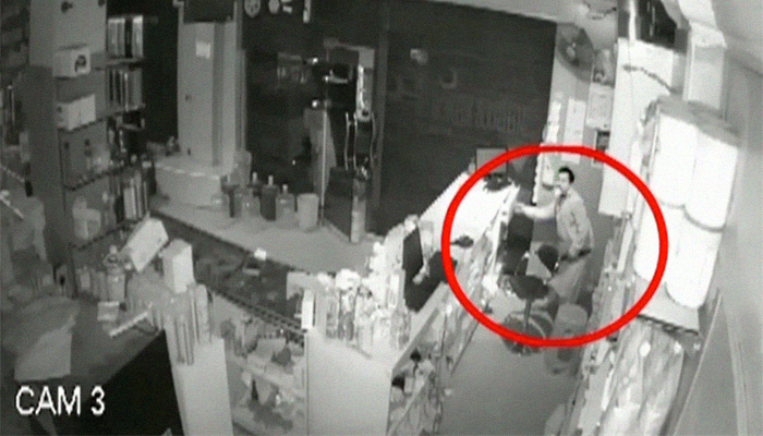 CCTV footage shows retailer in Karachi's Landhi being robbed