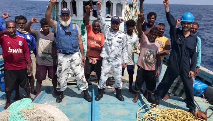 Pakistan Navy rescues stranded Indian fishermen 