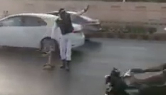 Karachi traffic policeman rewarded for risking life to move dead cat from road