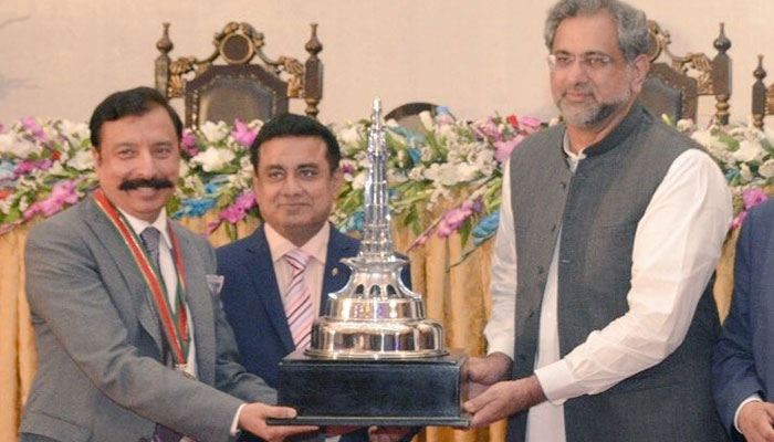 Qalandars’ Fawad Rana conferred with ‘Pride of Lahore’ award