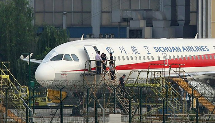 Chinese hail 'hero' pilot who landed with broken cockpit window