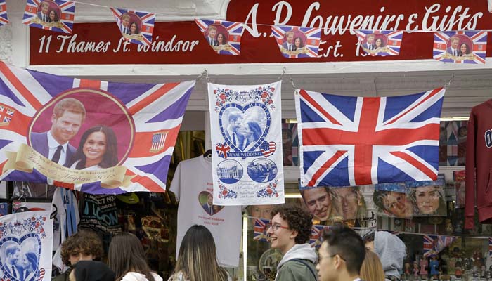 Tourists soak up royal wedding fever