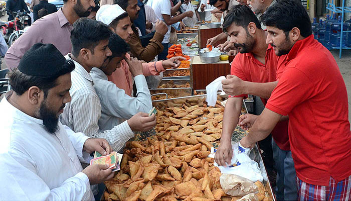 Doctors warn of overeating during iftar 