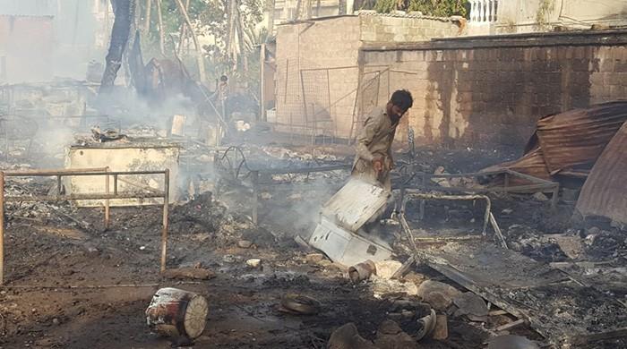 Cylinder explosion causes fire in Karachi, minor burnt alive