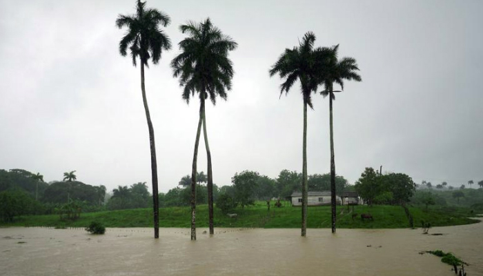 Thousands evacuate as Storm Alberto churns toward Florida