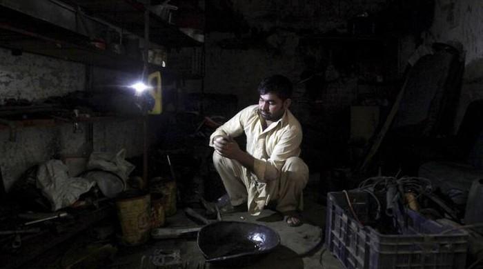 Power outage worsens in Punjab as temperatures rise  A mechanic cleans parts using light from a torch during a power outage in Lahore, Pakistan, November 6, 2015. REUTERS/Mohsin Raza/Files LAHORE: Numerous cities across Punjab experienced widespread load-shedding Wednesday night, forcing many to eat...