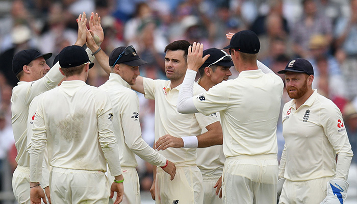 England batsmen share load and keep Pakistan under pressure
