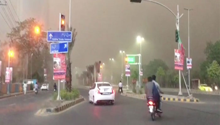 Dust storms, rain hit Islamabad, Lahore